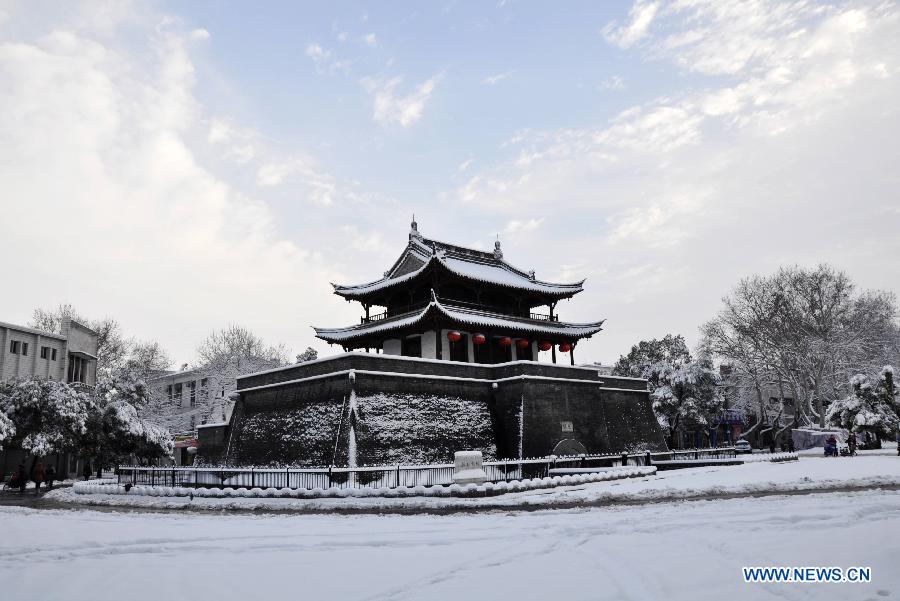 Photo taken on Feb. 19, 2013 shows the snow scene in Yizheng, east China's Jiangsu Province. Many cities in eastern and central China were hit by a snowfall on Feb. 19. (Xinhua/Zhou Xiaoming) 