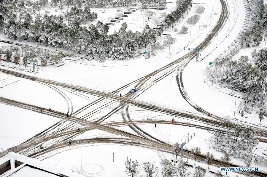 Photo taken on Feb. 19, 2013 shows the snow scene in Yangzhou, east China's Jiangsu Province. Many cities in eastern and central China were hit by a snowfall on Feb. 19. (Xinhua/Zhuang Wenbin) 