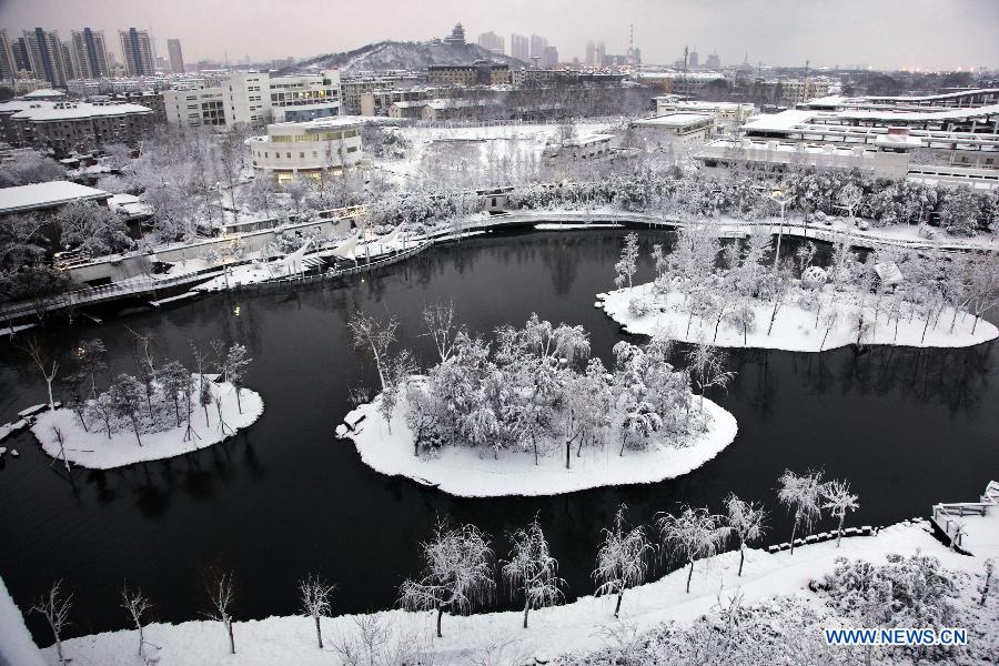 Photo taken on Feb. 19, 2013 shows the snow scene of a park in Nanjing, capital of east China's Jiangsu Province. Many cities in eastern and central China were hit by a snowfall on Feb. 19. (Xinhua/Li Wenbao)