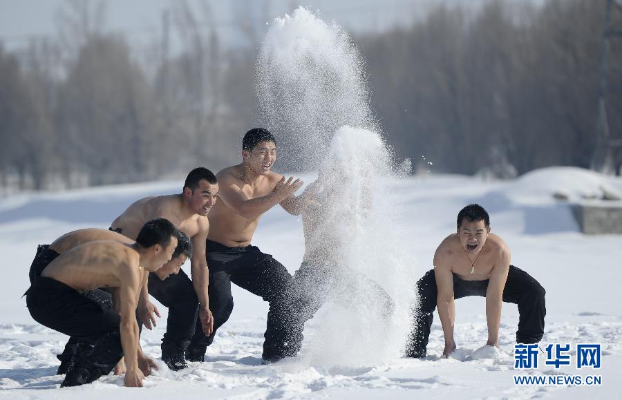 Special policemen are undergoing training in chilling weather in China's Urumqi Municipality. (Photo Source: xinhuanet.com)