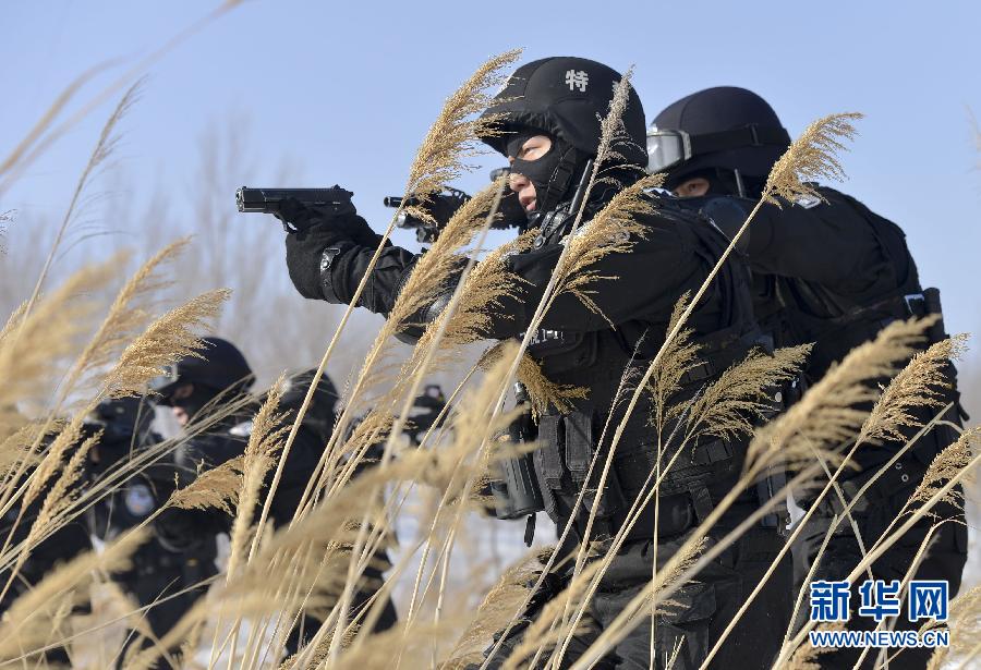 Special policemen are undergoing training in chilling weather in China's Urumqi Municipality. (Photo Source: xinhuanet.com)