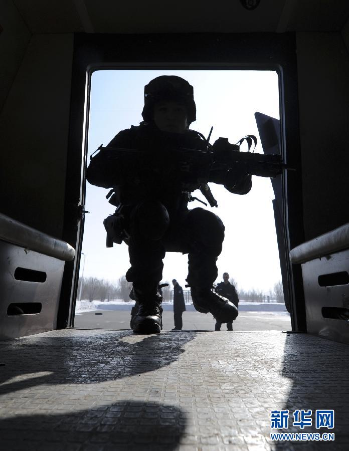 Special policemen are undergoing training in chilling weather in China's Urumqi Municipality. (Photo Source: xinhuanet.com)