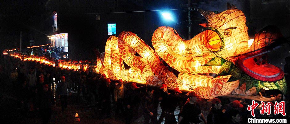 A 300-meter-long lantern in the shape of the dragon shines in Ding Village, Dexing City, Jiangxi Province, February 18, 2013. The huge lantern, consisting of over 300 small lanterns, was made to greet the traditional Lantern Festival, which falls on February 24 this year. (CNS/Zhuo Zhongwei)