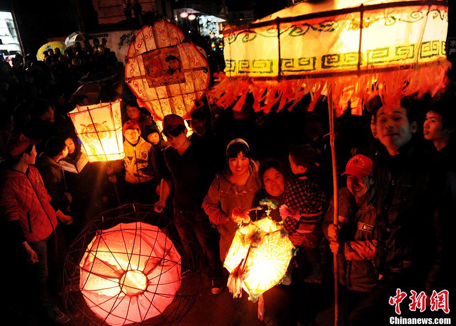 A 300-meter-long lantern in the shape of the dragon shines in Ding Village, Dexing City, Jiangxi Province, February 18, 2013. The huge lantern, consisting of over 300 small lanterns, was made to greet the traditional Lantern Festival, which falls on February 24 this year. (CNS/Zhuo Zhongwei)