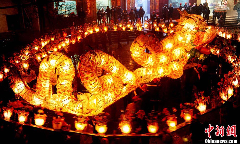 A 300-meter-long lantern in the shape of the dragon shines in Ding Village, Dexing City, Jiangxi Province, February 18, 2013. The huge lantern, consisting of over 300 small lanterns, was made to greet the traditional Lantern Festival, which falls on February 24 this year. (CNS/Zhuo Zhongwei)