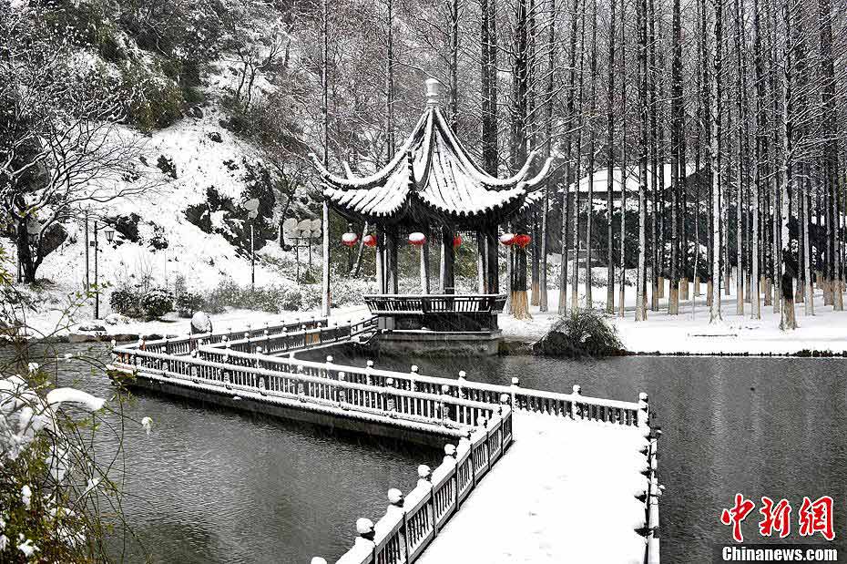 Photo taken on February 19 shows the snow scenery of Yufeng Mountain at Kunshan of Suzhou in East China's Jiangsu Province. (CNS/Li Pengju)