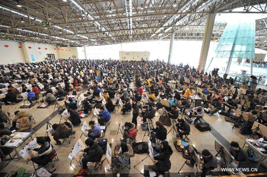 Candidates of Shandong University of Art and Desgin sit for painting examination at Jinan Shungeng International Exhibition Center in Jinan, capital of east China's Shandong Province, Feb. 20, 2013. More than 100,000 students applied for the entrance examination of China's art colleges in Shandong Province this year, up about 10 percent as compared to the number of last year. (Xinhua/Xu Suhui) 