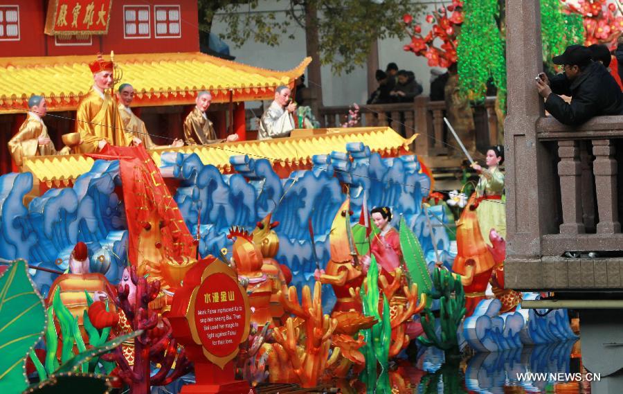 Visitors watch the lantern of snake at the Yuyuan Garden in Shanghai, east China, Feb. 20, 2013. People went to watch the lantern show at Yuyuan Garden to celebrate the coming Lantern Festival, which falls on Feb. 24 this year. (Xinhua/Pei Xin) 