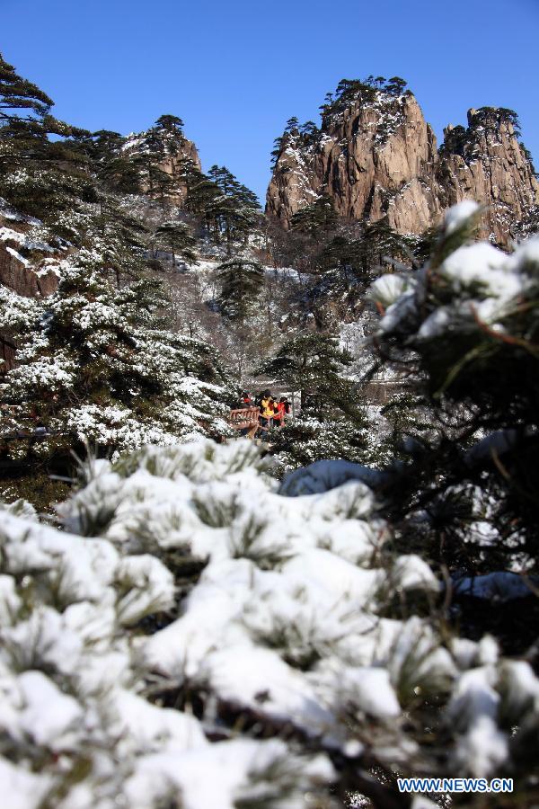Tourists visit the Huangshan Mountain scenic area after a snow in east China's Anhui Province, Feb. 20, 2013. (Xinhua/Shi Guangde) 