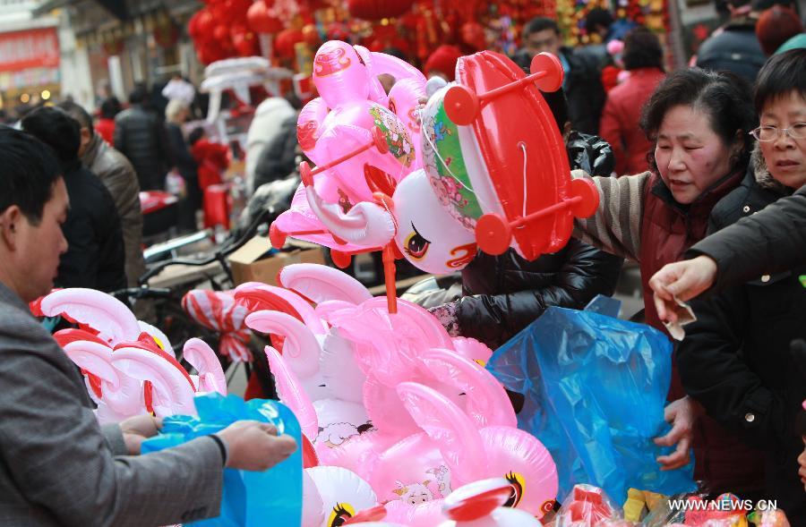 Residents buy lanterns at a market in Shanghai, east China, Feb. 20, 2013. An annual lantern sales boom appeared with the approaching of the Lantern Festival which falls on Feb. 24 this year. (Xinhua/Pei Xin) 
