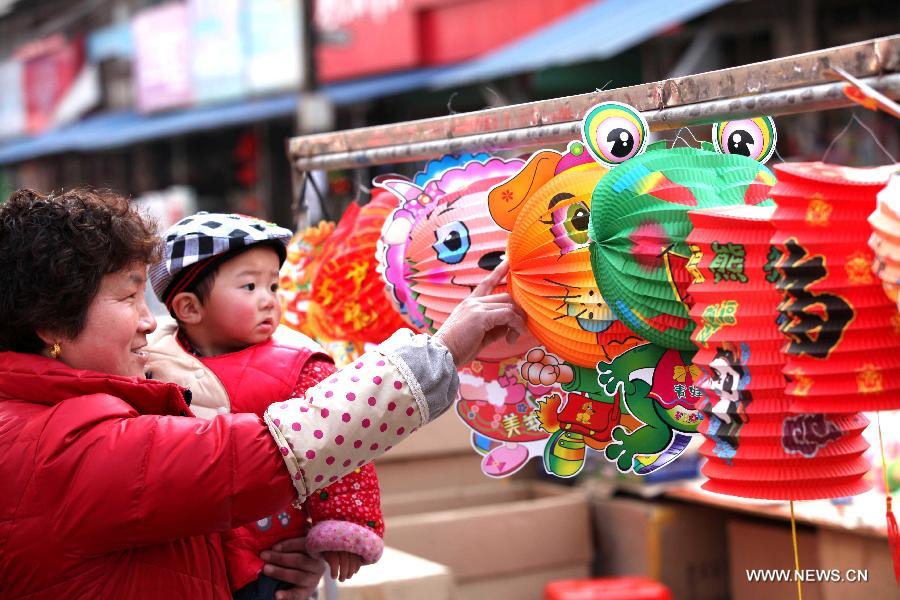 Customers choose lanterns at a market in Bozhou, east China's Anhui Province, Feb. 20, 2013. An annual lantern sales boom appeared with the approaching of the Lantern Festival which falls on Feb. 24 this year. (Xinhua/Liu Qinli) 