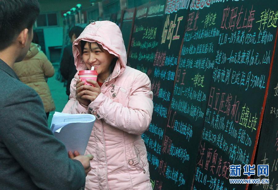 Qiu Hongxia(right), born in 1990, from Hebin of Henan, on Feb. 18, 2013. (Xinhua/Pei Xin)