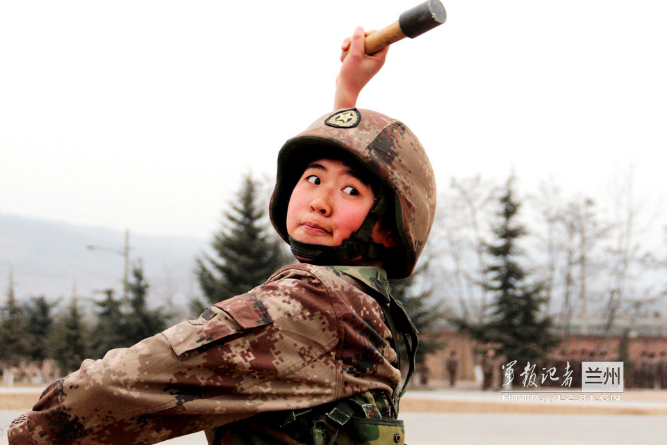 The female soldier of a division of the Lanzhou Military Area Command (MAC) of the Chinese People's Liberation Army (PLA) in hard training on a military training ground.  (China Military Online/Yu Jinyuan, Yao Xudong, Ma Sancheng)