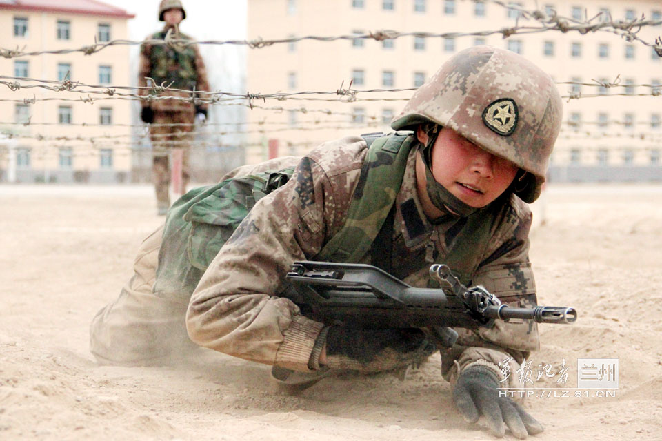 The female soldiers of a division of the Lanzhou Military Area Command (MAC) of the Chinese People's Liberation Army (PLA) carry out hard training on a military training ground.  (China Military Online/Yu Jinyuan, Yao Xudong, Ma Sancheng)