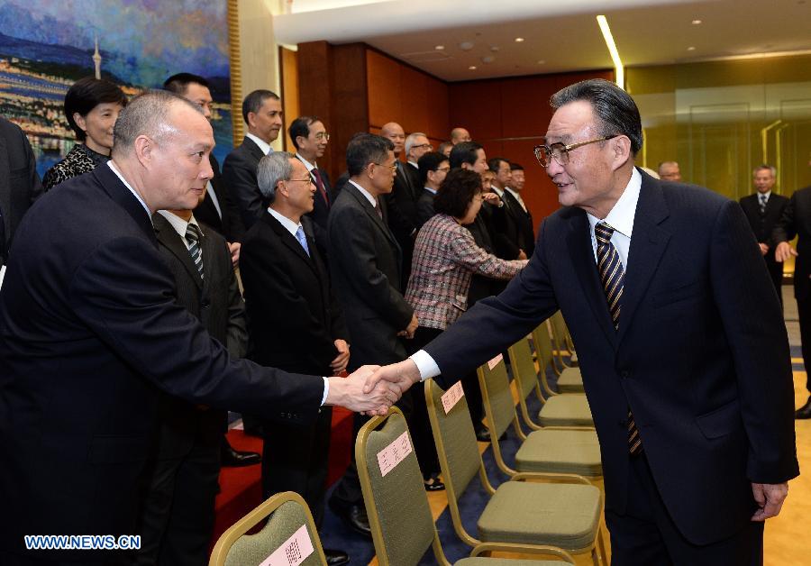 Wu Bangguo (R), chairman of the National People's Congress (NPC) Standing Committee, meets with the executive, legislative and judicial officials of the Macao Special Administrative Region in Macao, south China, Feb. 20, 2013. (Xinhua/Ma Zhancheng) 