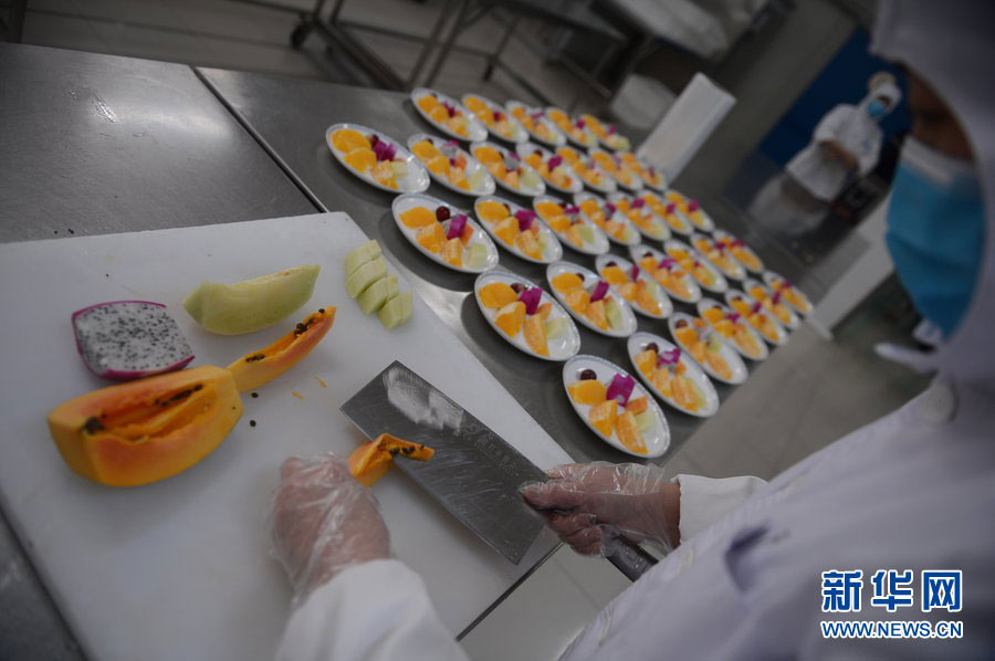 A worker prepares airline food inside China Southern Airlines' Changchun in-flight food company, on Jan. 31, 2013. The company is capable of providing airline meals for more than 7,000 passengers every day during the Spring Festival travel peak. The whole procedure, from purchasing the raw materials to getting the prepared food onto the plane, takes at least six hours. [Xinhua]  