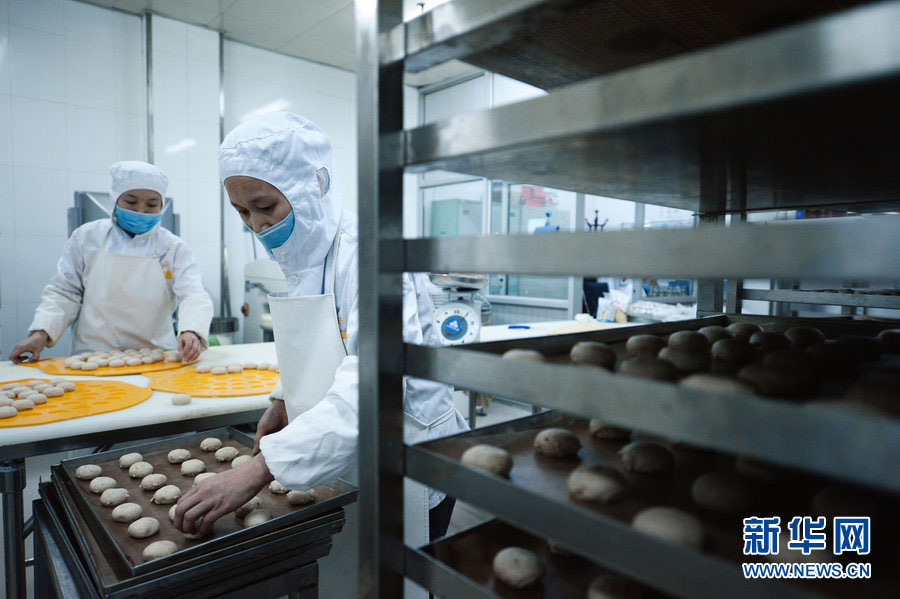 Workers prepare airline food inside China Southern Airlines' Changchun in-flight food company, on Jan. 31, 2013. The company is capable of providing airline meals for more than 7,000 passengers every day during the Spring Festival travel peak. The whole procedure, from purchasing the raw materials to getting the prepared food onto the plane, takes at least six hours.  