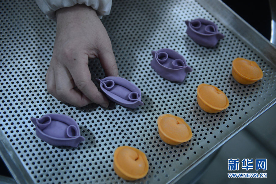 A worker prepares airline food inside China Southern Airlines' Changchun in-flight food company, on Jan. 31, 2013. The company is capable of providing airline meals for more than 7,000 passengers every day during the Spring Festival travel peak. The whole procedure, from purchasing the raw materials to getting the prepared food onto the plane, takes at least six hours. [Xinhua]  