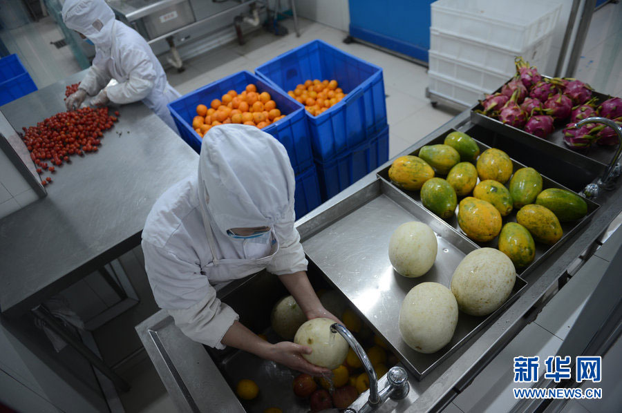 Workers prepare airline food inside China Southern Airlines' Changchun in-flight food company, on Jan. 31, 2013. The company is capable of providing airline meals for more than 7,000 passengers every day during the Spring Festival travel peak. The whole procedure, from purchasing the raw materials to getting the prepared food onto the plane, takes at least six hours. [Xinhua]  