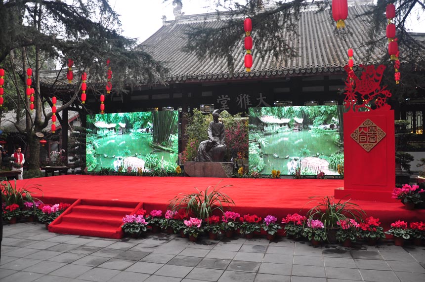 A cultural festival in commemoration of poet-sage Dufu is held in the Thatched Cottage of Du Fu in Chengdu, Feb. 7, 2013. Located at the side of the Flower Bathing Brook on the western outskirts of Chengdu, the Cottage has been rebuilt and converted into a museum to commemorate the realist poet Dufu of the Tang Dynasty. (China.org.cn)