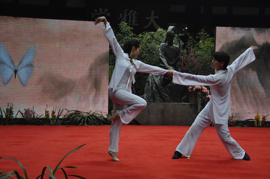 A cultural festival in commemoration of poet-sage Dufu is held in the Thatched Cottage of Du Fu in Chengdu, Feb. 7, 2013. Located at the side of the Flower Bathing Brook on the western outskirts of Chengdu, the Cottage has been rebuilt and converted into a museum to commemorate the realist poet Dufu of the Tang Dynasty. (China.org.cn)