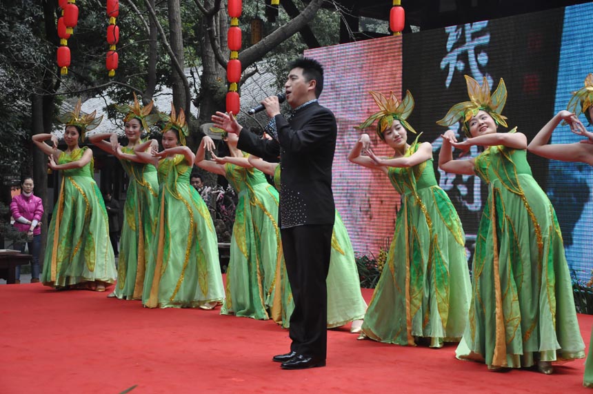 A cultural festival in commemoration of poet-sage Dufu is held in the Thatched Cottage of Du Fu in Chengdu, Feb. 7, 2013. Located at the side of the Flower Bathing Brook on the western outskirts of Chengdu, the Cottage has been rebuilt and converted into a museum to commemorate the realist poet Dufu of the Tang Dynasty. (China.org.cn)