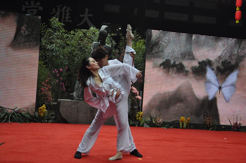 A cultural festival in commemoration of poet-sage Dufu is held in the Thatched Cottage of Du Fu in Chengdu, Feb. 7, 2013. Located at the side of the Flower Bathing Brook on the western outskirts of Chengdu, the Cottage has been rebuilt and converted into a museum to commemorate the realist poet Dufu of the Tang Dynasty. (China.org.cn)