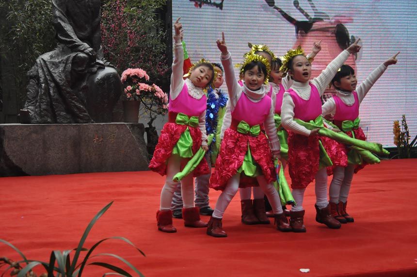 A cultural festival in commemoration of poet-sage Dufu is held in the Thatched Cottage of Du Fu in Chengdu, Feb. 7, 2013. Located at the side of the Flower Bathing Brook on the western outskirts of Chengdu, the Cottage has been rebuilt and converted into a museum to commemorate the realist poet Dufu of the Tang Dynasty. (China.org.cn)