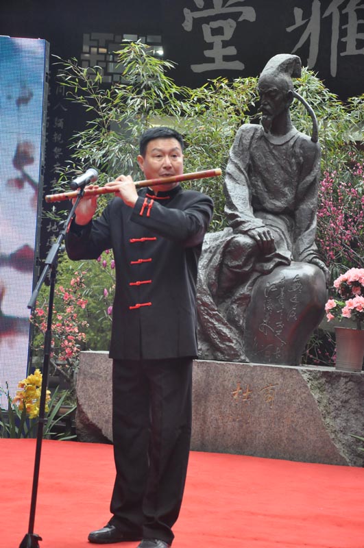 A cultural festival in commemoration of poet-sage Dufu is held in the Thatched Cottage of Du Fu in Chengdu, Feb. 7, 2013. Located at the side of the Flower Bathing Brook on the western outskirts of Chengdu, the Cottage has been rebuilt and converted into a museum to commemorate the realist poet Dufu of the Tang Dynasty. (China.org.cn)