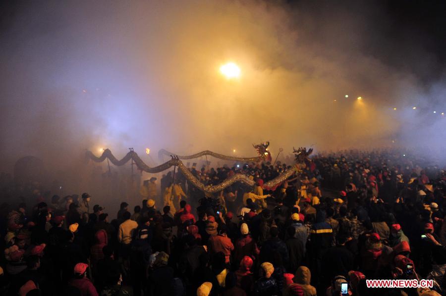 Locals and tourists enjoy the annual firecracker dragon festival to mark the Spring Festival, or Chinese Lunar New Year, in Binyang County, south China's Guangxi Zhuang Autonomous Region, Feb. 20, 2013. Over 100 firecracker dragons were set off at the festival. Included in China's national intangible cultural heritage list in 2008, the traditional carnival has a history of over one thousand years allegedly. (Xinhua/Huang Xiaobang) 