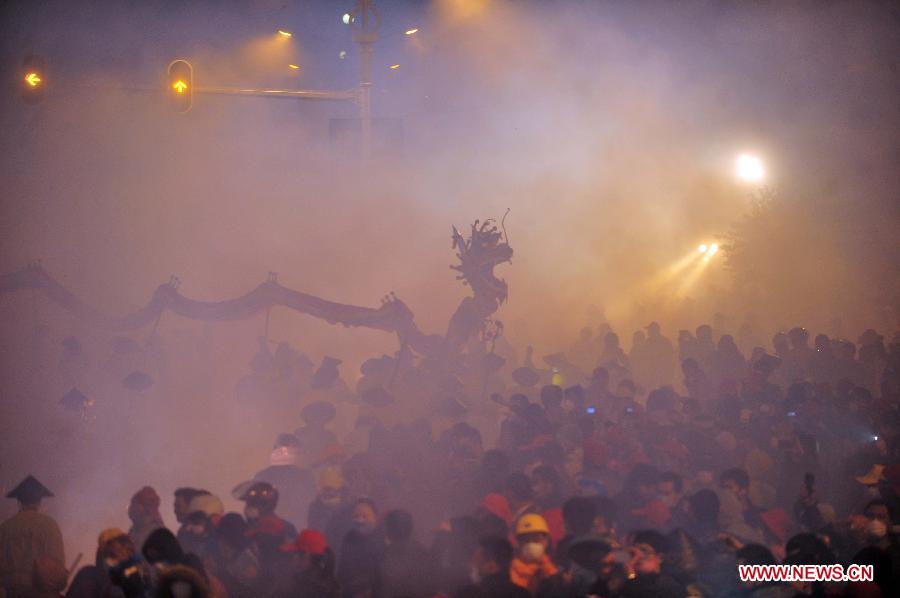 Locals and tourists enjoy the annual firecracker dragon festival to mark the Spring Festival, or Chinese Lunar New Year, in Binyang County, south China's Guangxi Zhuang Autonomous Region, Feb. 20, 2013. Over 100 firecracker dragons were set off at the festival. Included in China's national intangible cultural heritage list in 2008, the traditional carnival has a history of over one thousand years allegedly. (Xinhua/Huang Xiaobang) 