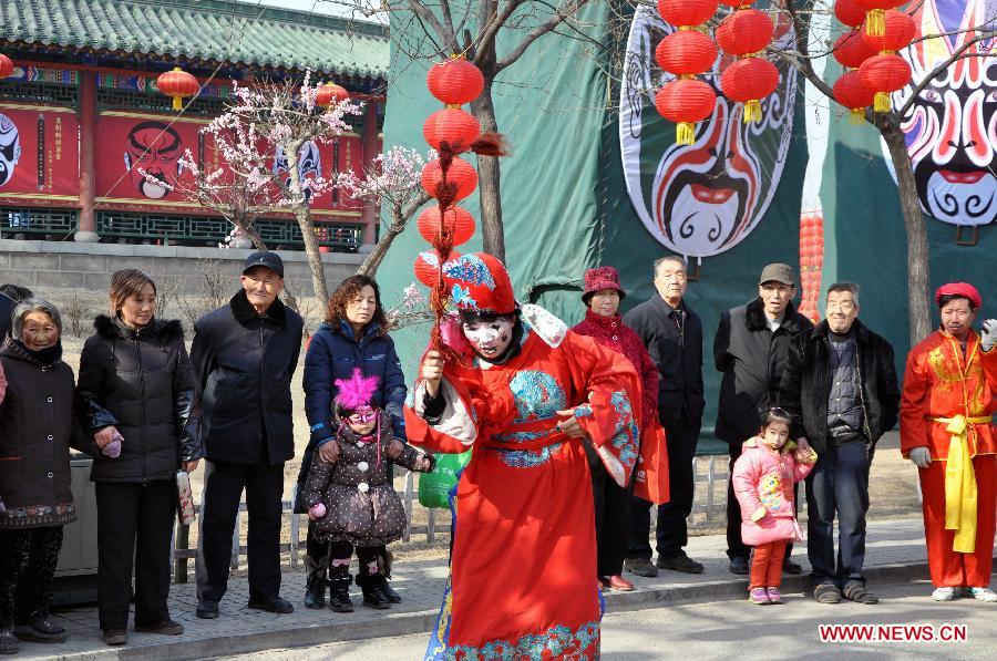 A folk artist performs at a temple fair in Taiyuan, capital of north China's Shanxi Province, Feb. 20, 2013. During the time between the Spring Festival and the Lantern Festival, many activities of intangible cultural heritages at the temple fair in Taiyuan attracted many visitors.(Xinhua/Wang Feihang) 