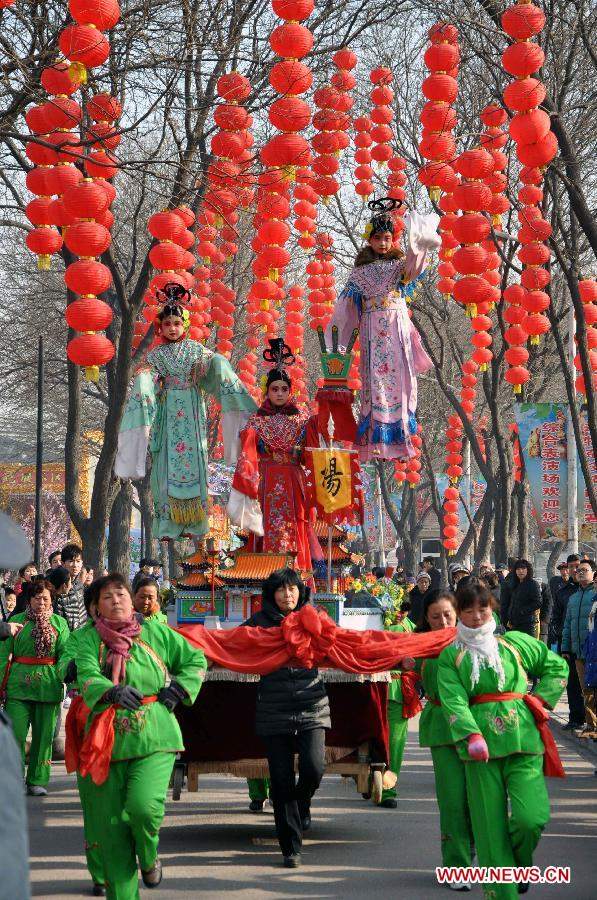 Folk artists perform at a temple fair in Taiyuan, capital of north China's Shanxi Province, Feb. 20, 2013. During the time between the Spring Festival and the Lantern Festival, many activities of intangible cultural heritages at the temple fair in Taiyuan attracted many visitors.(Xinhua/Wang Feihang)