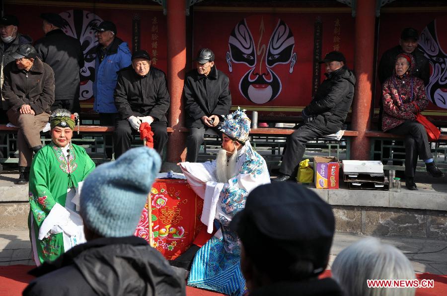 Folk artists perform at a temple fair in Taiyuan, capital of north China's Shanxi Province, Feb. 20, 2013. During the time between the Spring Festival and the Lantern Festival, many activities of intangible cultural heritages at the temple fair in Taiyuan attracted many visitors.(Xinhua/Wang Feihang) 