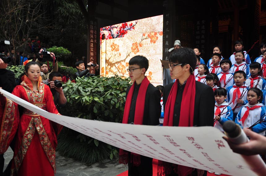 A cultural festival in commemoration of poet-sage Dufu is held in the Thatched Cottage of Du Fu in Chengdu, Feb. 7, 2013. Located at the side of the Flower Bathing Brook on the western outskirts of Chengdu, the Cottage has been rebuilt and converted into a museum to commemorate the realist poet Dufu of the Tang Dynasty. (China.org.cn)