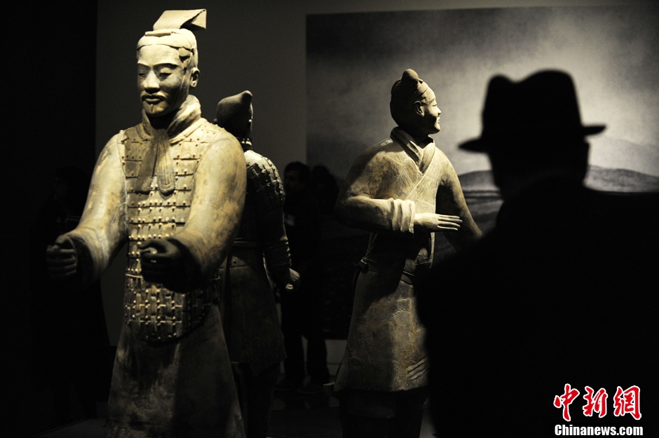Visitors watch terra-cotta figures of soldiers and horses on the theme exhibition of Chinese Qin Dynasty held in San Francisco Asian Art Museum in the U.S. on Wednesday. It is the first time for Chinese cultural relics on the theme of Qin Dynasty to be displayed in the United States. （Photo Source: Chinanews.com/ Chen Gang）
