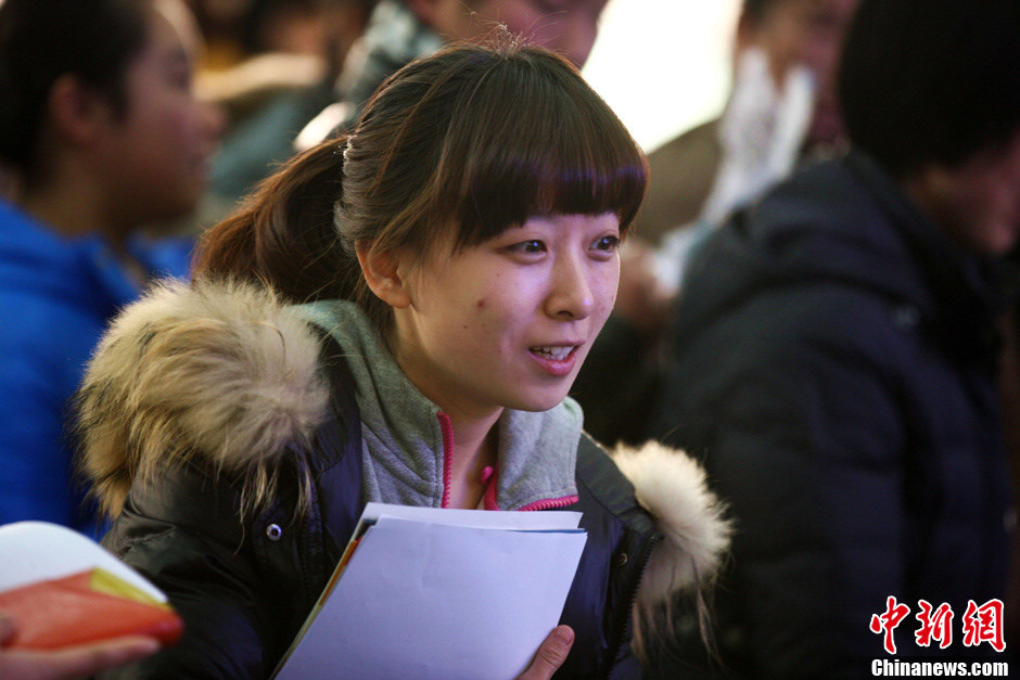 Picture shows attractive boys and girls at an art college's enrollment site in Qingdao, Shandong on Feb. 20, 2013. (Chinanews/Xu Chongde)