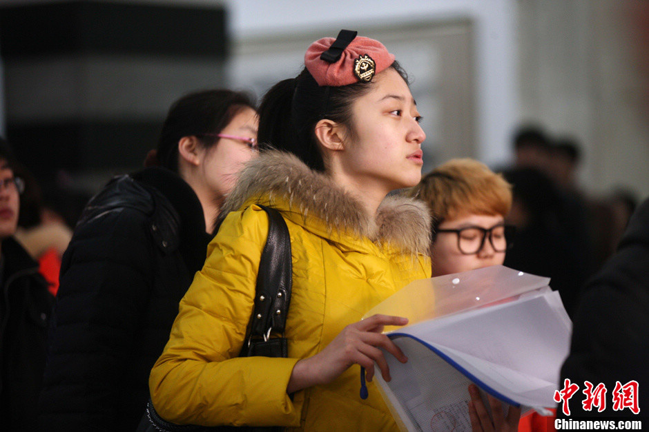 Picture shows attractive boys and girls at an art college's enrollment site in Qingdao, Shandong on Feb. 20, 2013. (Chinanews/Xu Chongde)