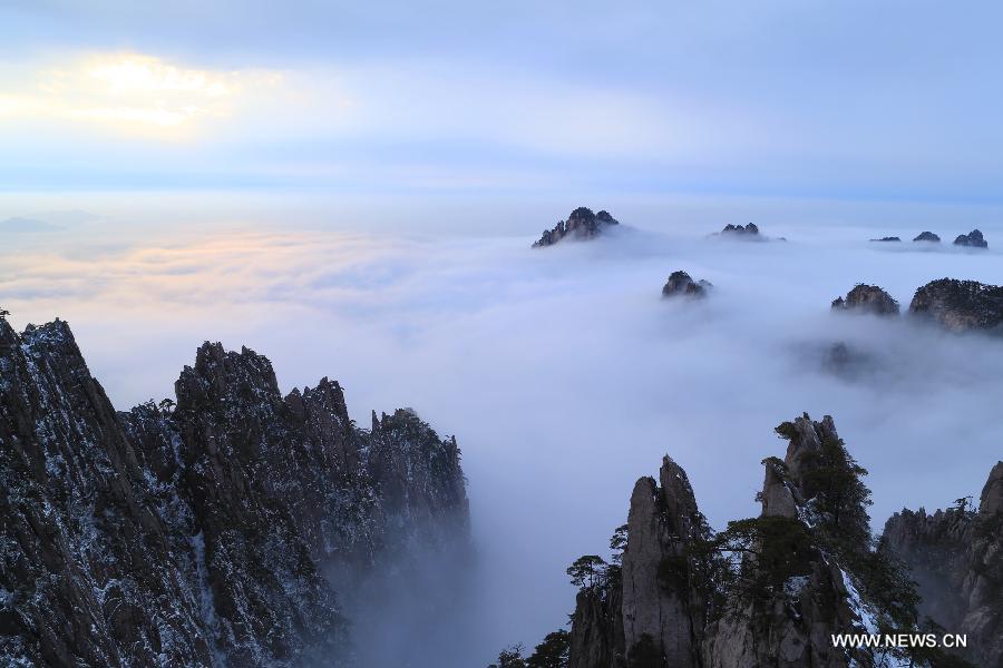 Photo taken on Feb. 20, 2013 shows the sea of clouds at the Huangshan Mountain scenic spot in Huangshan City, east China's Anhui Province.(Xinhua/Hu Hongkun) 