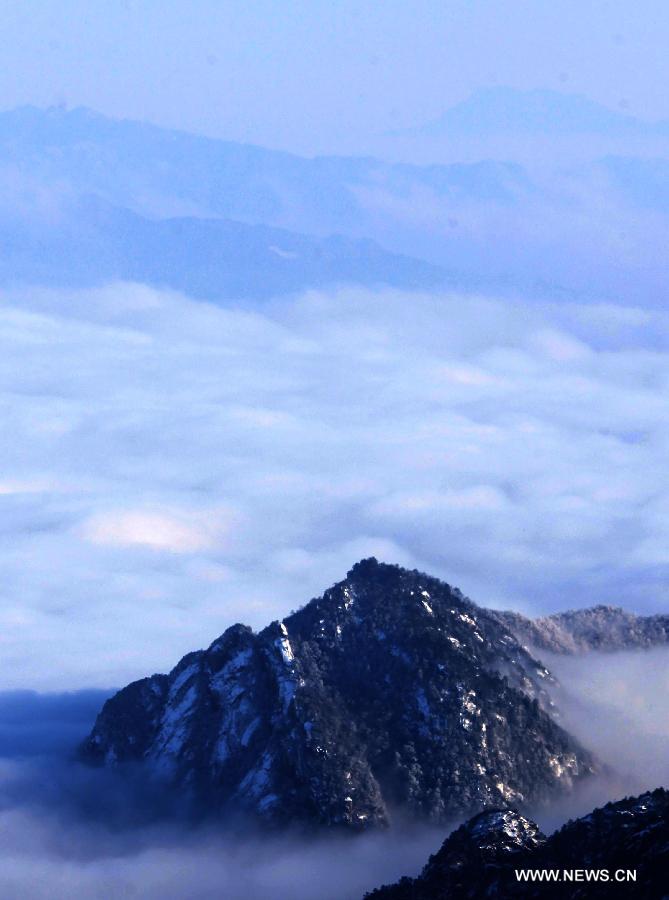 Photo taken on Feb. 20, 2013 shows the sea of clouds at the Huangshan Mountain scenic spot in Huangshan City, east China's Anhui Province.(Xinhua/Shi Guangde) 