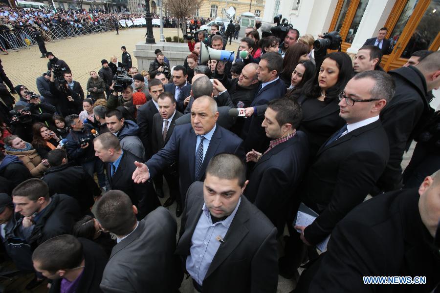 Photo released by Bulgarian Telegraphic Agency (BTA) shows outgoing Bulgarian Prime Minister Boyko Borisov (C) meeting his supporters outside the parliament in Sofia, Bulgaria, Feb. 21, 2013. Bulgarian parliament on Thursday approved the resignation of the GERB party cabinet, and the Balkan country is heading for parliamentary elections two months before the schedule. (Xinhua) 