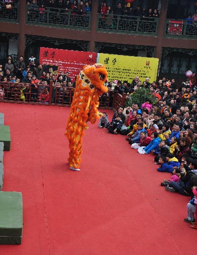 Spring Festival celebrations in Huanglongxiin, SW China. Huanglongxi is around 50 kilometers from Chengdu, Sichuan Province. The Qing Dynasty style buildings here are well preserved. (China.org.cn)