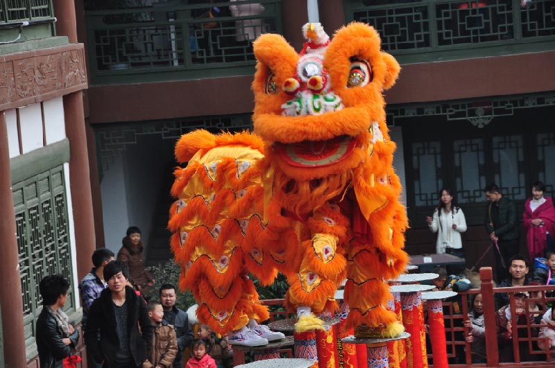 Spring Festival celebrations in Huanglongxiin, SW China. Huanglongxi is around 50 kilometers from Chengdu, Sichuan Province. The Qing Dynasty style buildings here are well preserved. (China.org.cn)