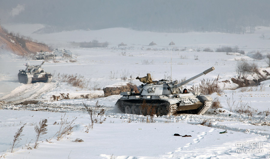 The tank echelon of an armored brigade under the Shenyang Military Area Command (MAC) of the Chinese People's Liberation Army (PLA) recently completed training on eight subjects, including command and control, concealing and camouflage, anti-interference and rush repair on battlefield etc., and conducted all-dimensional test of equipment's technical performance, personnel's equipment operation capability and tactical coordination and command under frigid weather conditions, greatly enhancing the combat and command capabilities of the troop unit under severely cold conditions. (mil.cnr.cn)