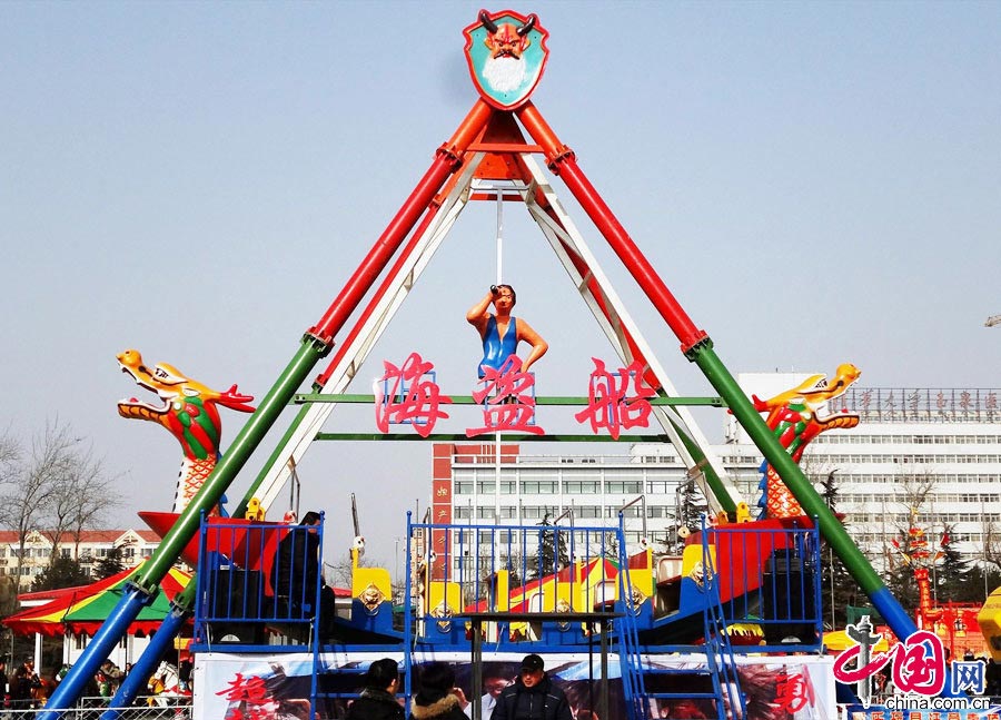 The temple fair features folk singing and dancing performances, exhibition of local specialties, delicious snacks and a diverse array of entertainment. Blind dating activities will also be staged here, which, like in years past, are expected to attract thousands of spectators. (China.org.cn)