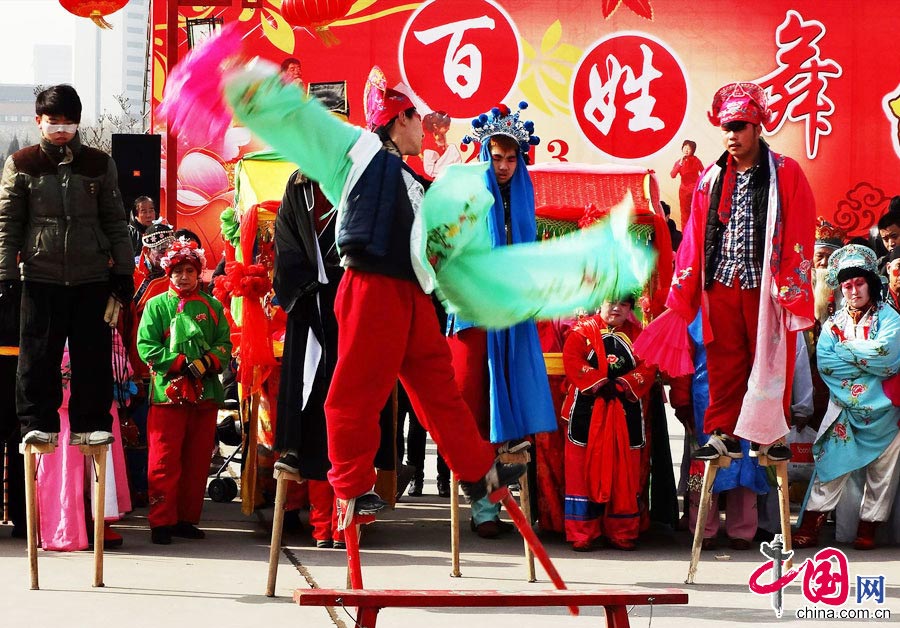 The temple fair features folk singing and dancing performances, exhibition of local specialties, delicious snacks and a diverse array of entertainment. Blind dating activities will also be staged here, which, like in years past, are expected to attract thousands of spectators. (China.org.cn)