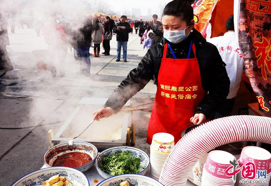 The temple fair features folk singing and dancing performances, exhibition of local specialties, delicious snacks and a diverse array of entertainment. Blind dating activities will also be staged here, which, like in years past, are expected to attract thousands of spectators. (China.org.cn)