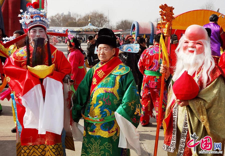 The temple fair features folk singing and dancing performances, exhibition of local specialties, delicious snacks and a diverse array of entertainment. Blind dating activities will also be staged here, which, like in years past, are expected to attract thousands of spectators. (China.org.cn)