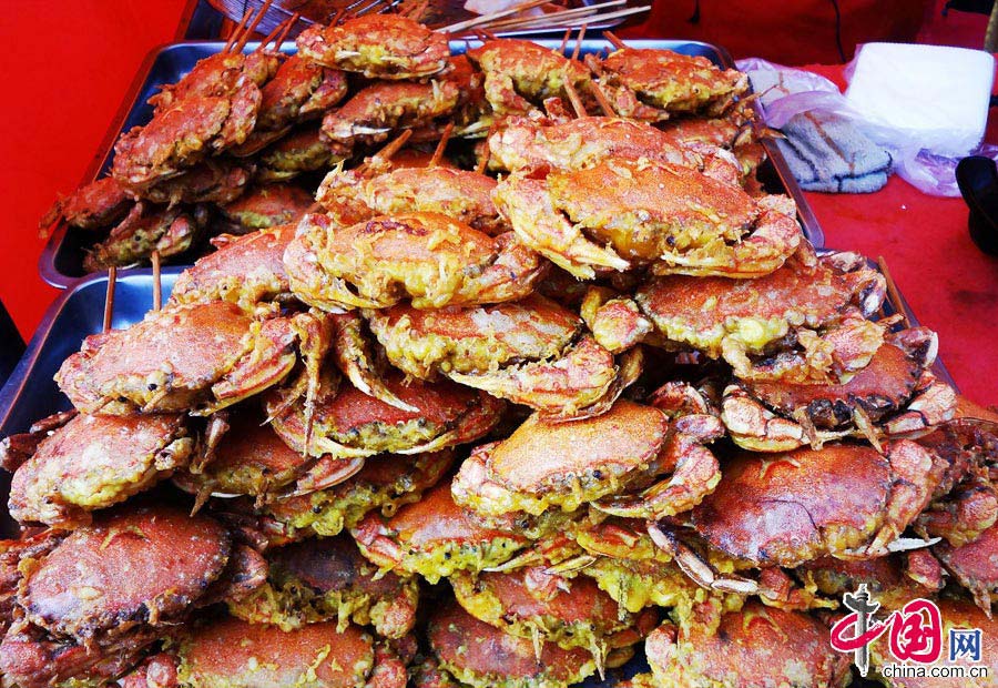 The temple fair features folk singing and dancing performances, exhibition of local specialties, delicious snacks and a diverse array of entertainment. Blind dating activities will also be staged here, which, like in years past, are expected to attract thousands of spectators. (China.org.cn)