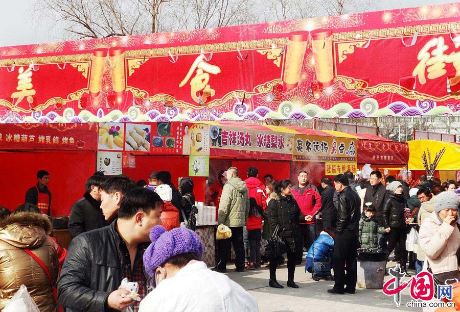 The temple fair features folk singing and dancing performances, exhibition of local specialties, delicious snacks and a diverse array of entertainment. Blind dating activities will also be staged here, which, like in years past, are expected to attract thousands of spectators. (China.org.cn)